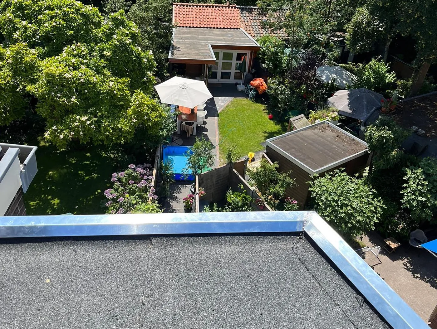 Plat dak met metalen dakrand