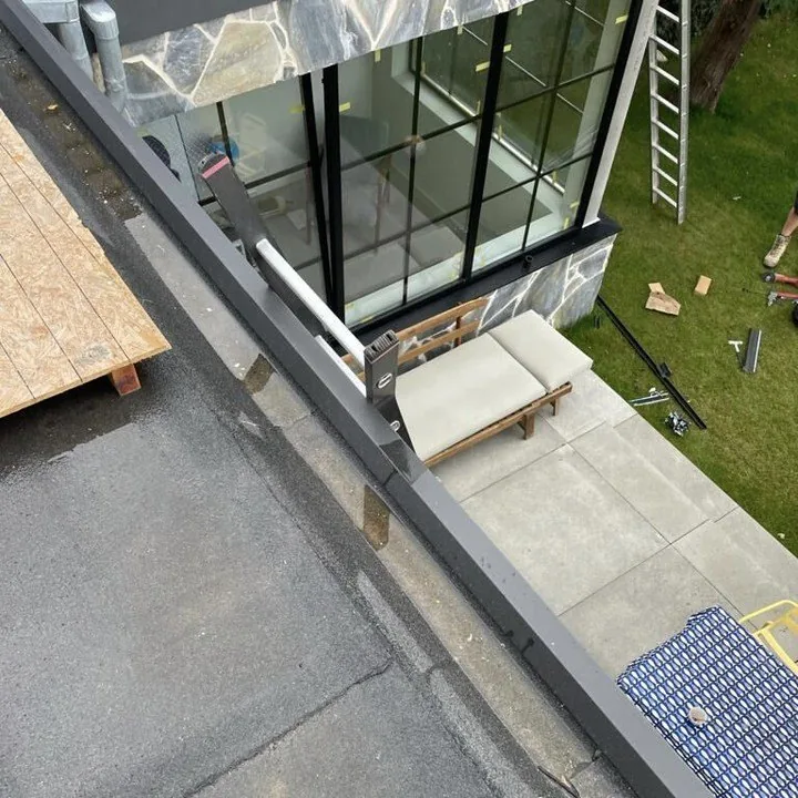 Dakrand langs een glazen uitbouw