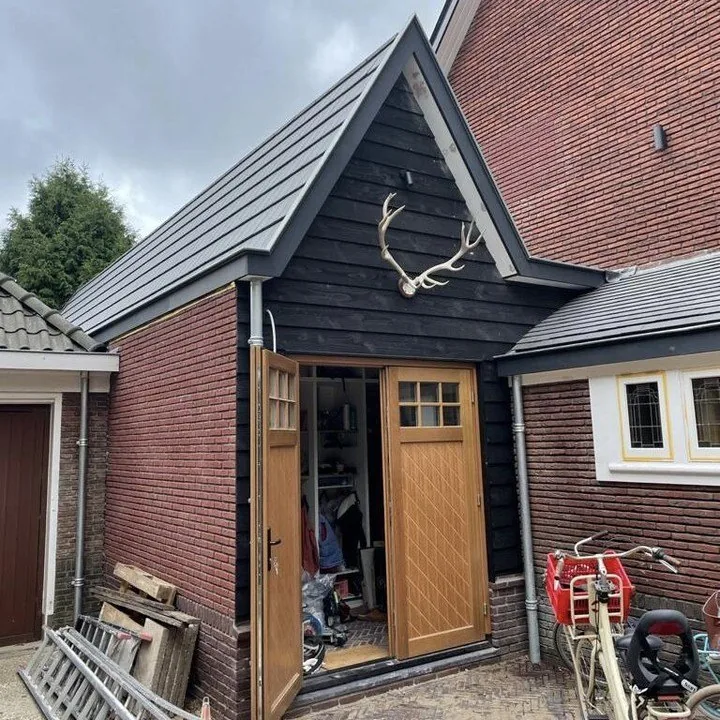 Dakafwerking bij een entree