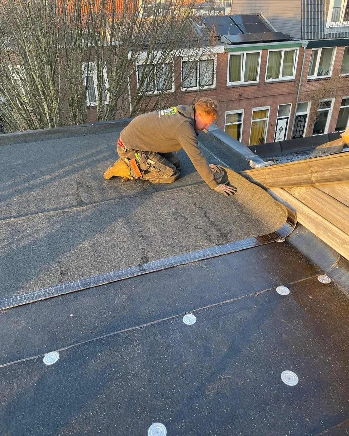 Bitumen aanbrengen, van dichtbij